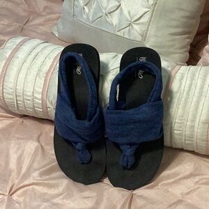 Mossimo yoga mat sandals size 7.